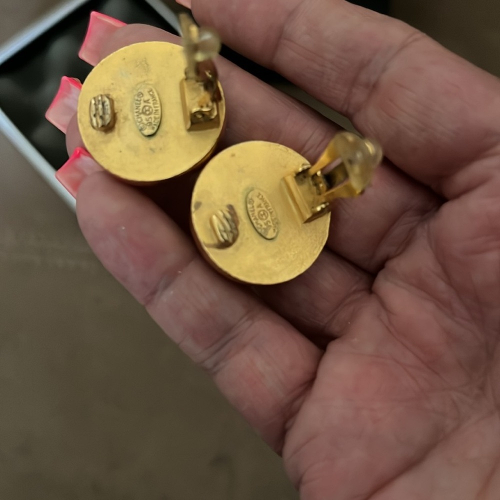 ✨ Vintage Chanel Pearl Clip-On Earrings with Box ✨ - Picture 2 of 4